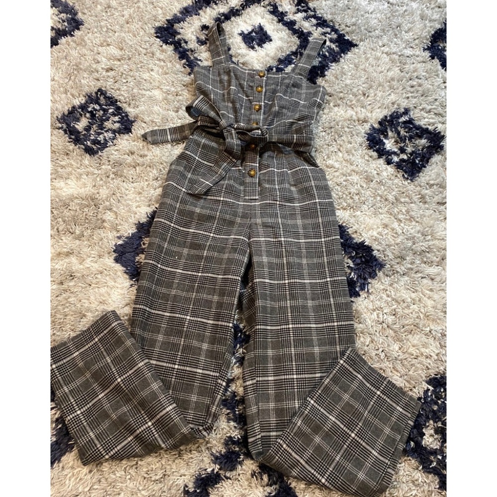 Belted Grey Plaid Button Up Jumpsuit
Hollister small !